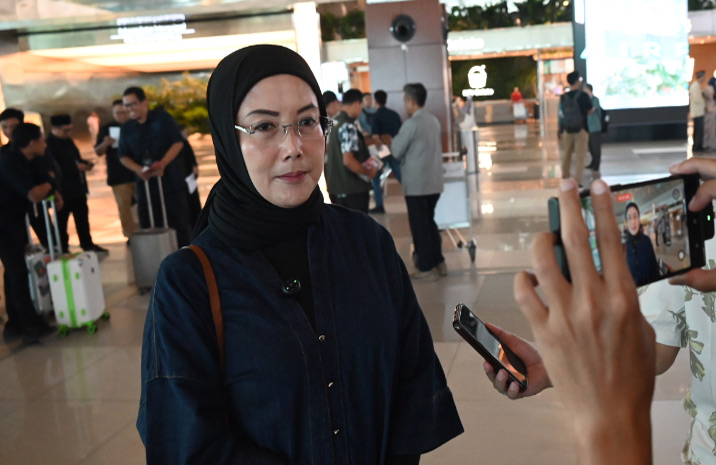 Anggota Timwas DPR RI,Selly Andriany Gantina saat diwawancarai sebelum berangkat ke Tanah Suci, Selasa, 27 Mei 2025.