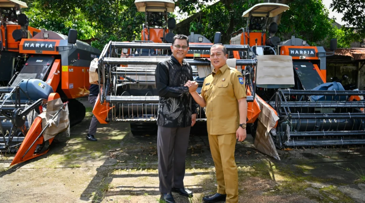 Gubernur NTB Lalu Muhamad Iqbal saat menyerahkan bantuan unit combine harvester.