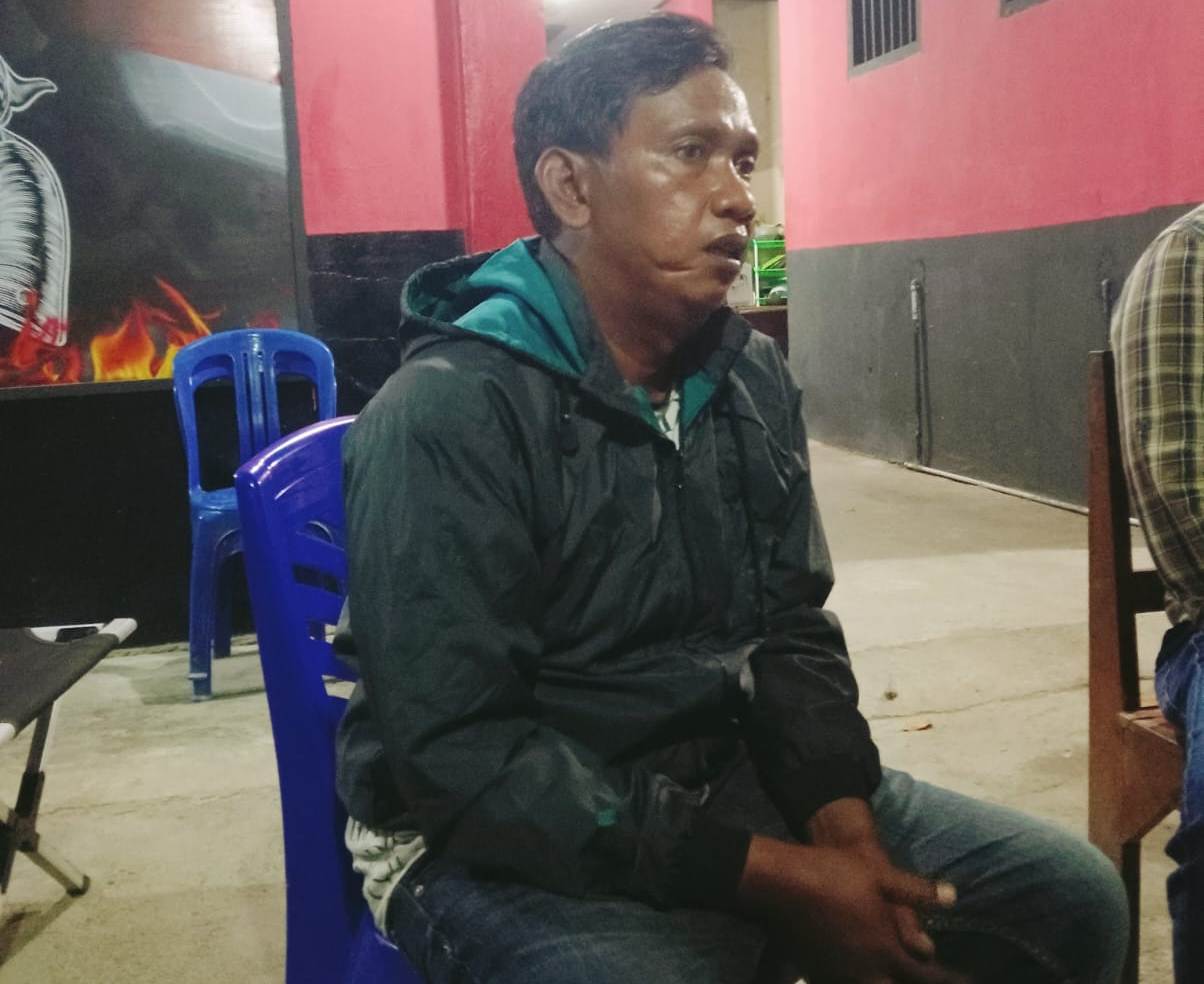 LENGKAPI BERKAS: Calon tersangka Efendi duduk bersama tim Opsnal Reskrim Polresta Mataram setelah diamankan ke Mapolresta Mataram, Senin (26/5).