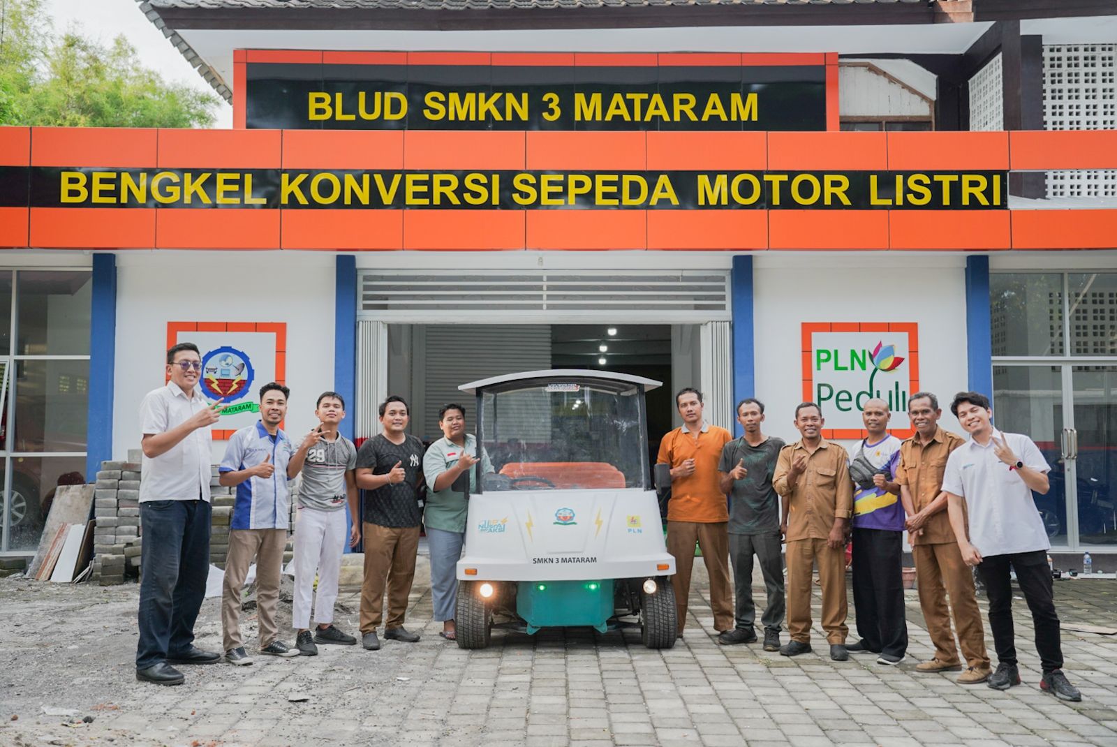 Molis karya SMKN 3 Mataram berupa buggy car yang ditampilkan di EV Experience Mandalika 2025.