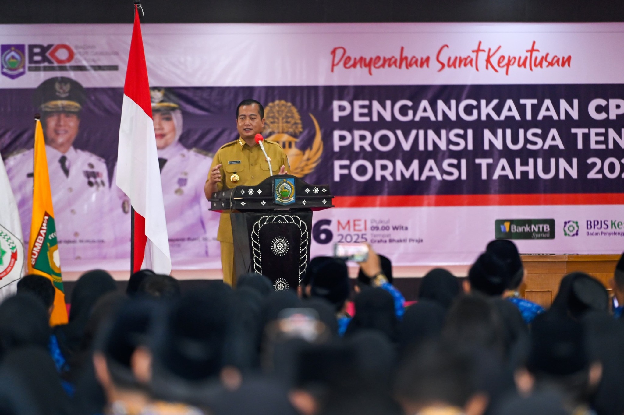Gubernur NTB Lalu Muhamad Iqbal saat memberikan arahan kepada seluruh CPNS dan CPPPK yang baru menerima SK pengangkatan di gedung Graha Bhakti Praja, Senin (26/5).