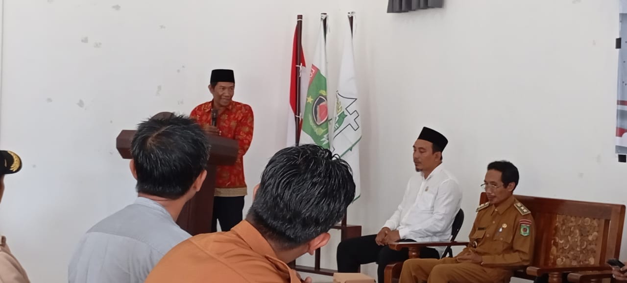 SUDAH SIAP: Suasana pelaksanaan musdesus pembentukan Koperasi Desa Merah Putih di Desa Rempek Darussalam, Kecamatan Gangga, Senin (26/5).