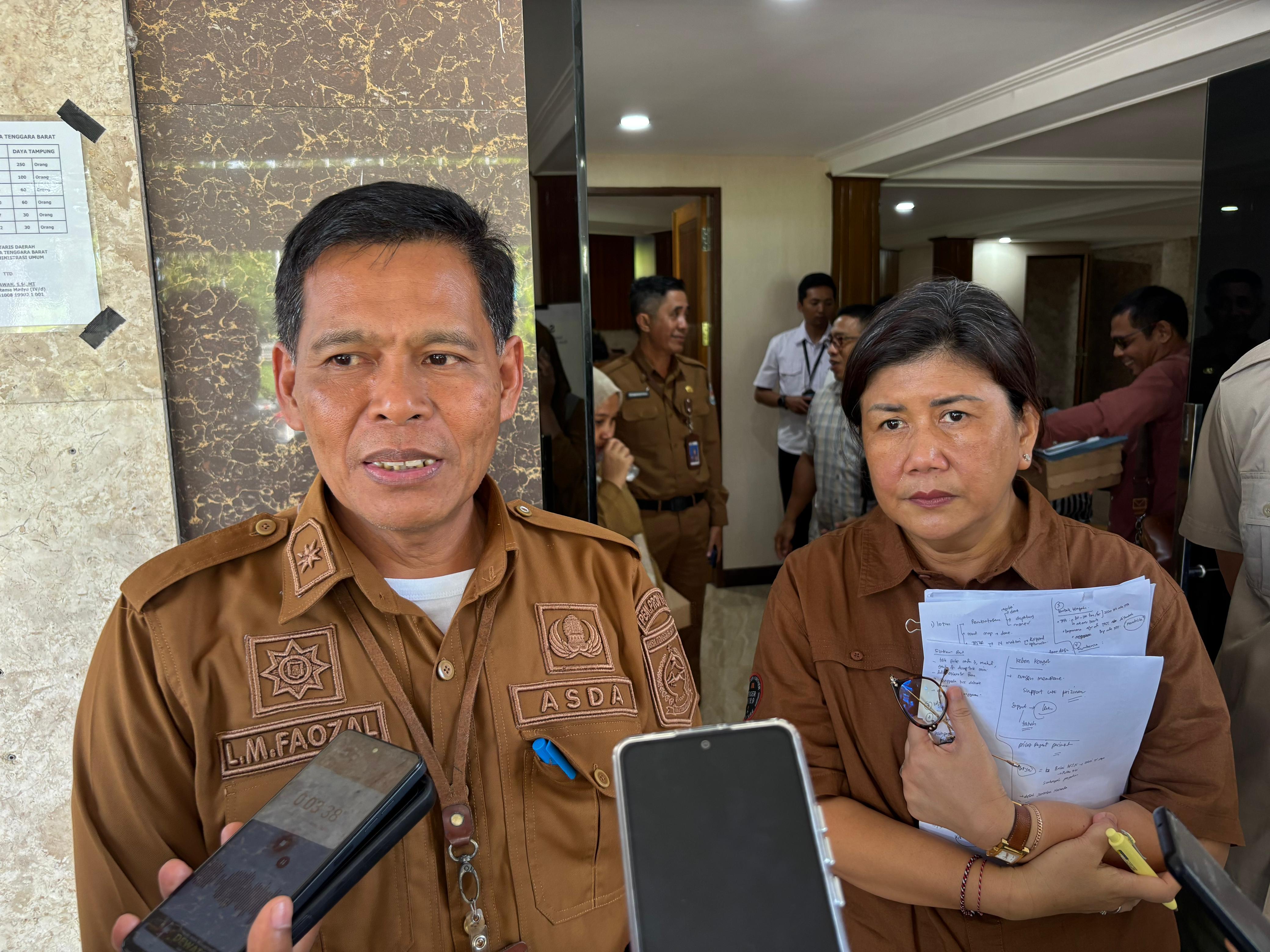 Asisten II Setda NTB Lalu Mohammad Faozal (kiri) dan Kepala Pusat Pengendalian Lingkungan Hidup Bali dan Nusa Tenggara Kementerian LH Ni Nyoman Santi, saat berbicara penanganan sampah di NTB