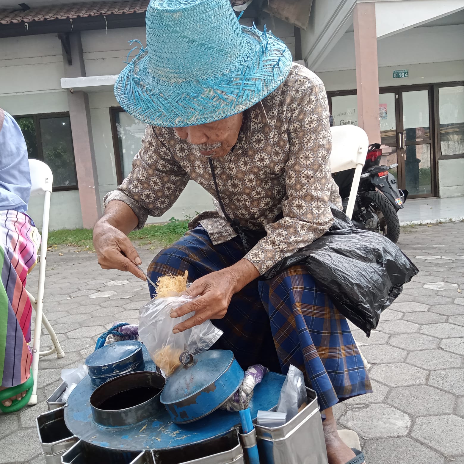 JUALAN: H Sahdan seorang penjual gula gending saat menjajakan dagangannya di lokasi Car Free Day (CFD), Minggu (25/5).