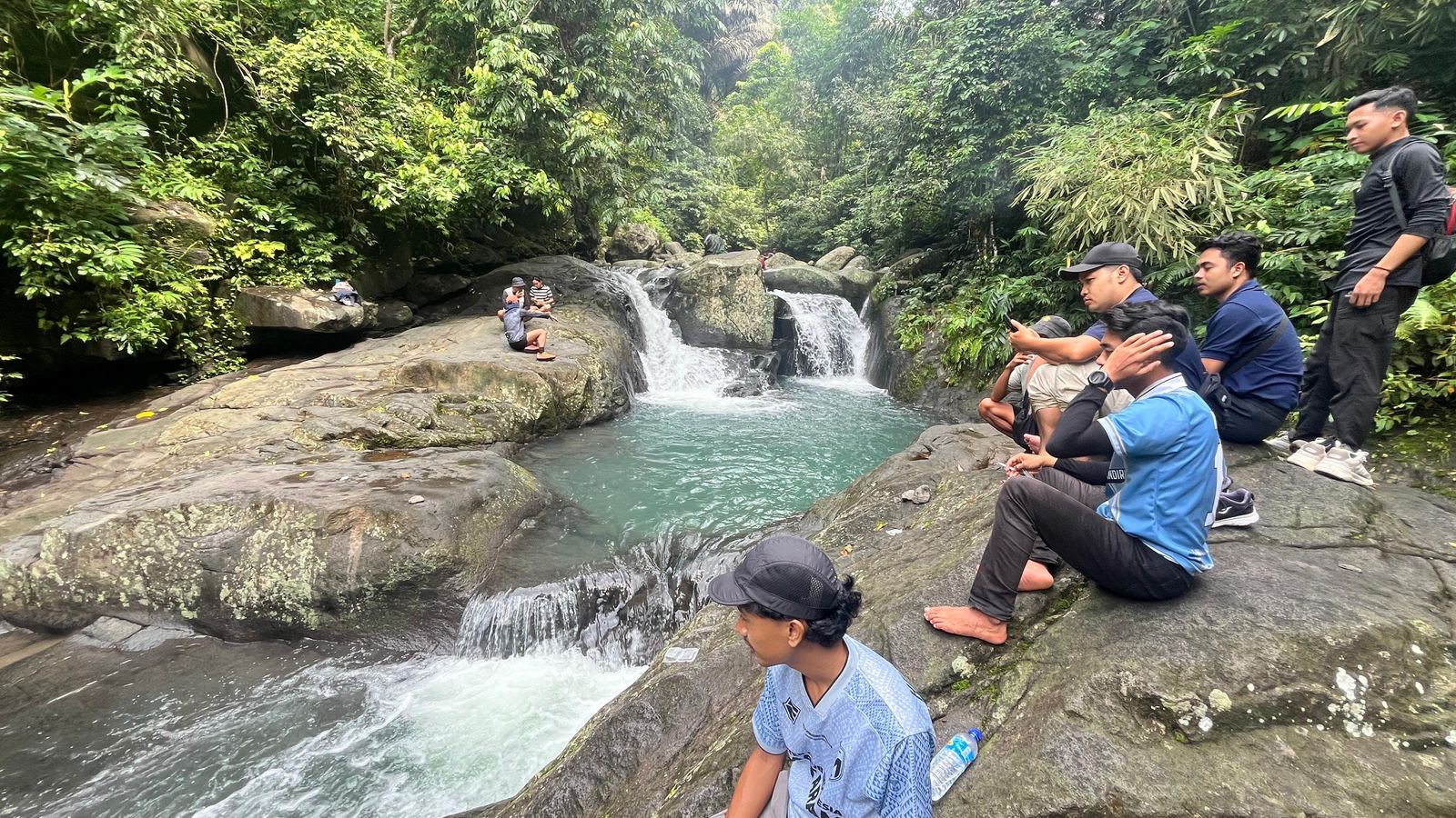 DESA WISATA: Tim dari Dispar Lobar dan Pokdarwis Bukit Tinggi saat meninjau salah satu air terjun yang ada di wilayah Desa Bukit Tinggi, pekan lalu.