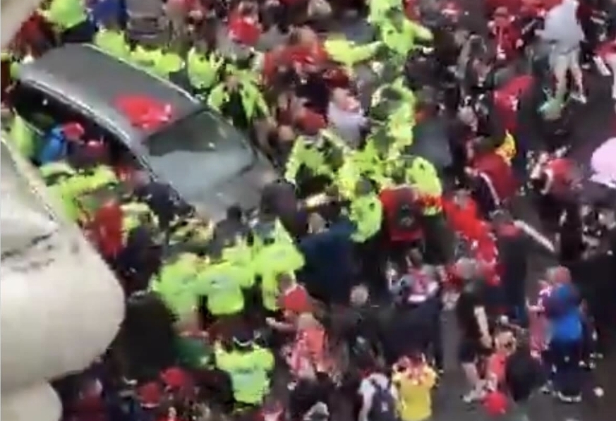 Dalam insiden tersebut, mobil menabrak fans Liverpool secara brutal hingga menyebabkan 47 orang terluka, termasuk empat anak-anak.&nbsp;