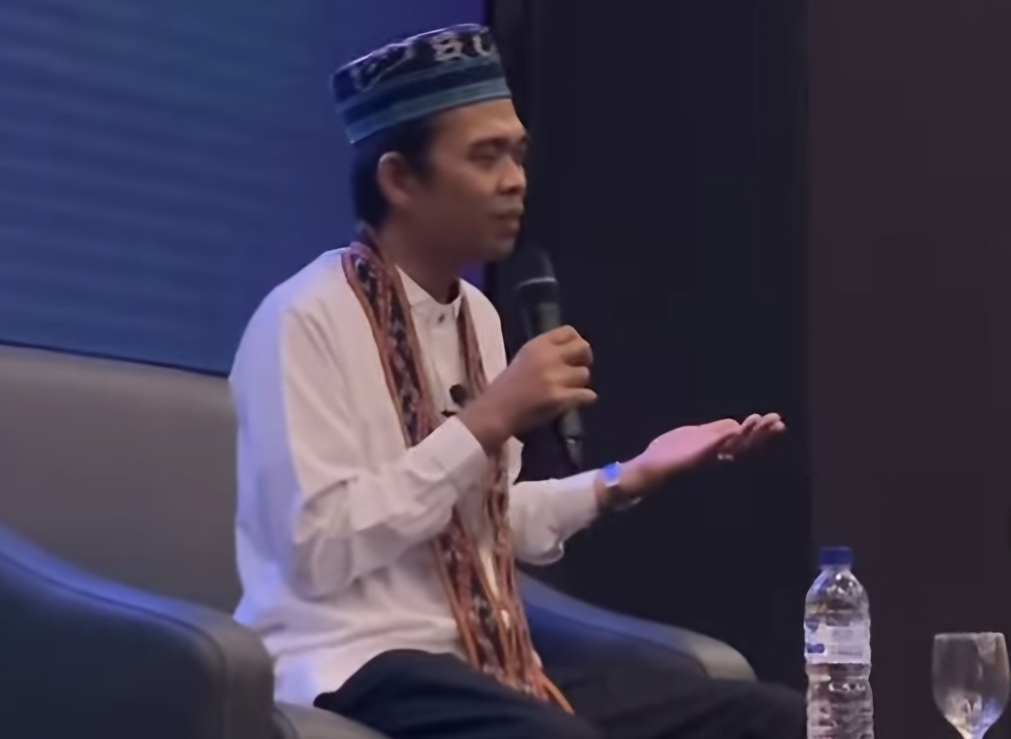 Menurut Ustaz Abdul Somad, semua uang dari kanal YouTube Ustad Abdul Somad Official dialokasikan untuk kebutuhan santri, operasional pesantren, hingga dibagikan kepada fakir miskin.