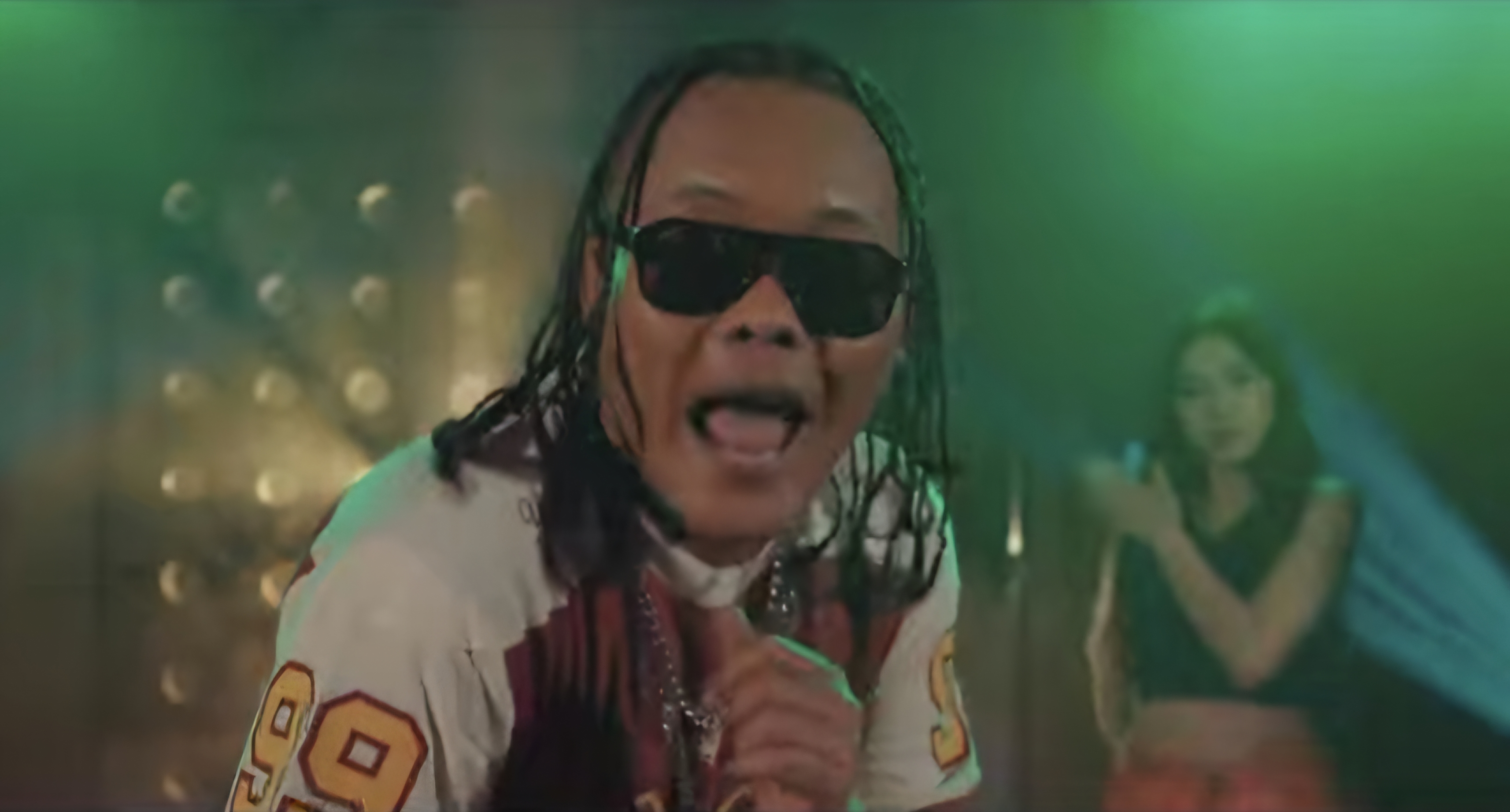 Dalam video musik "Hey Kamu", Sule tampil dengan gaya eksentrik di dalam sebuah kelab malam. (Foto: tangkapan layar video musik "Hey Kamu")