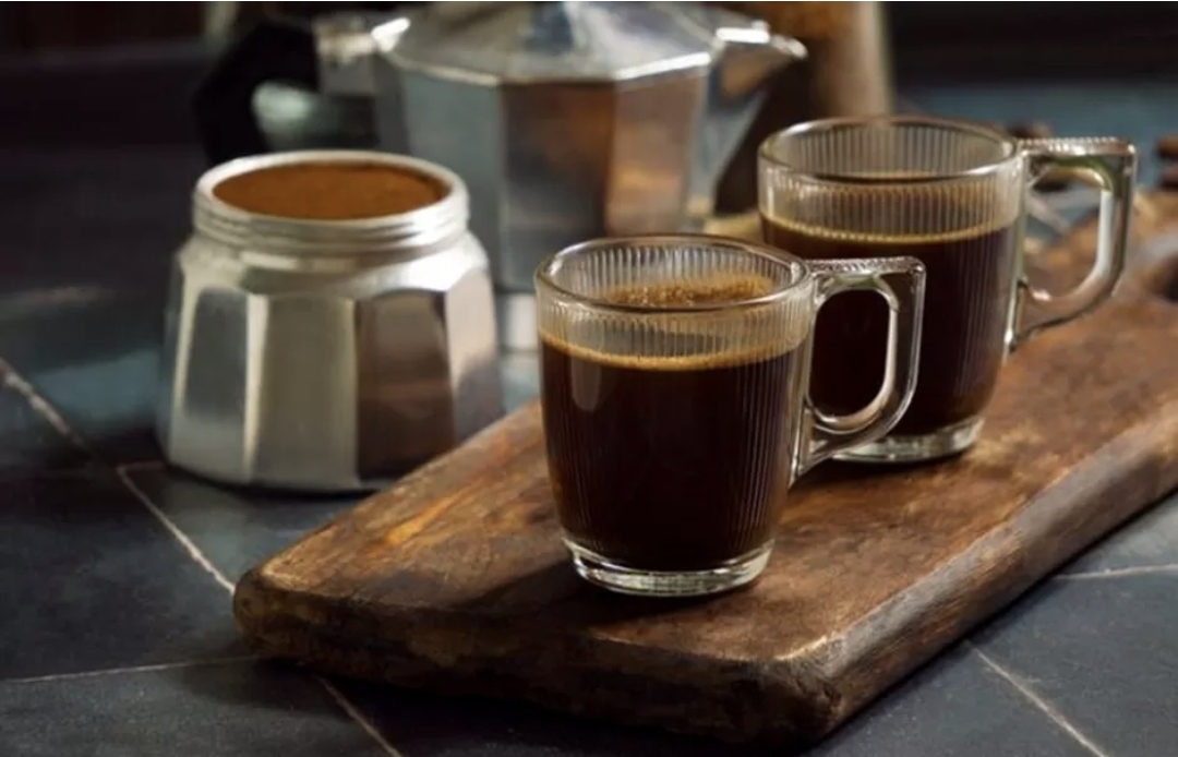 Selain kafein, kopi juga mengandung senyawa alami seperti asam klorogenik yang bersifat antioksidan. Senyawa ini berperan melawan radikal bebas dalam tubuh. (freepik)