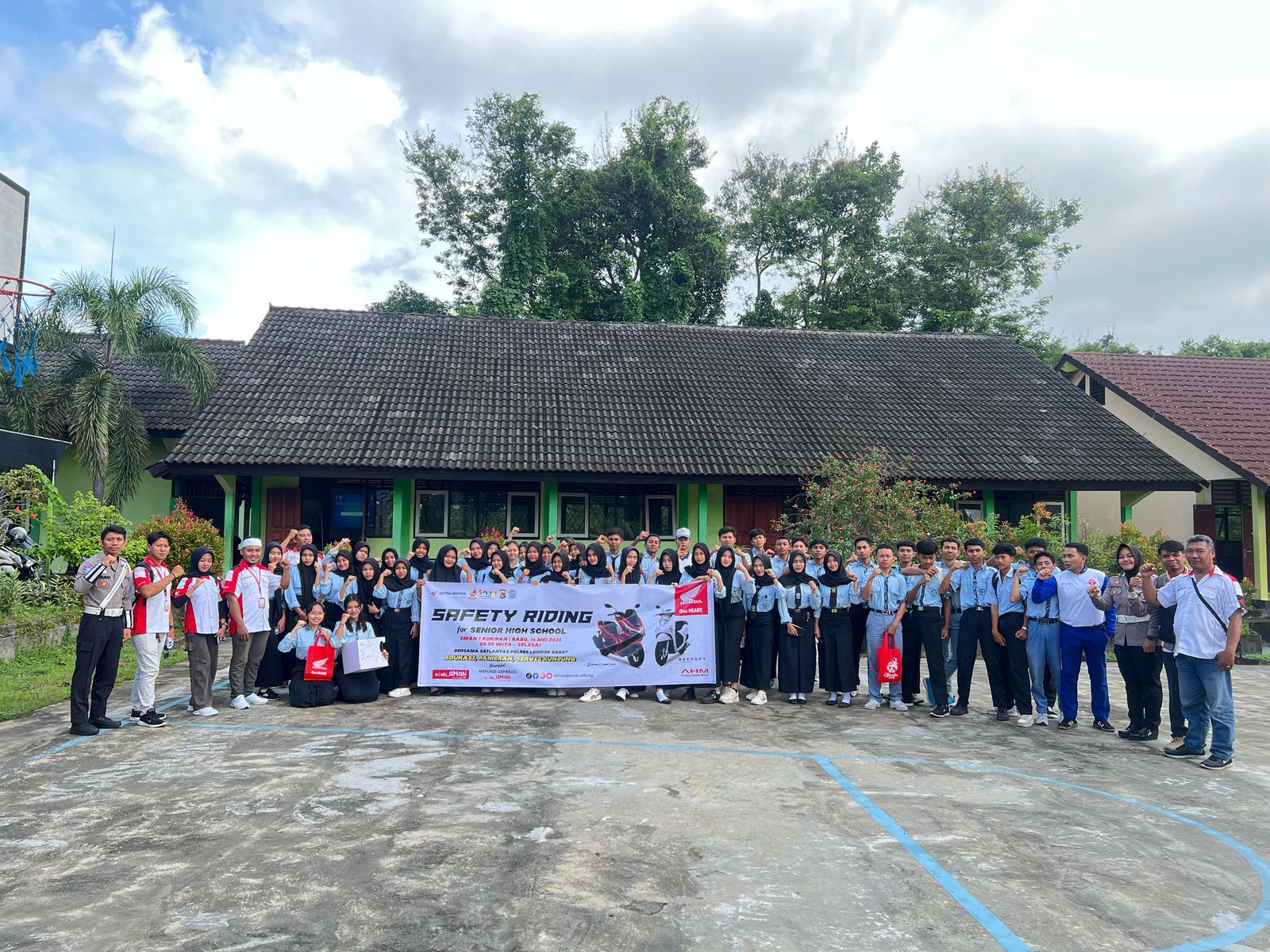 kolaborasi : tim safety riding Astra Motor NTB bersama satlantas Lobar dan siswa SMAN 1 Kuripan. (Honda for Lombok Post)
