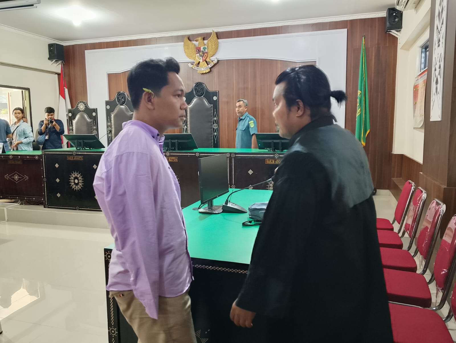 Agus Buntung berbicara dengan kuasa hukumnya di sidang pembacaan vonis, Selasa (27/5) siang.