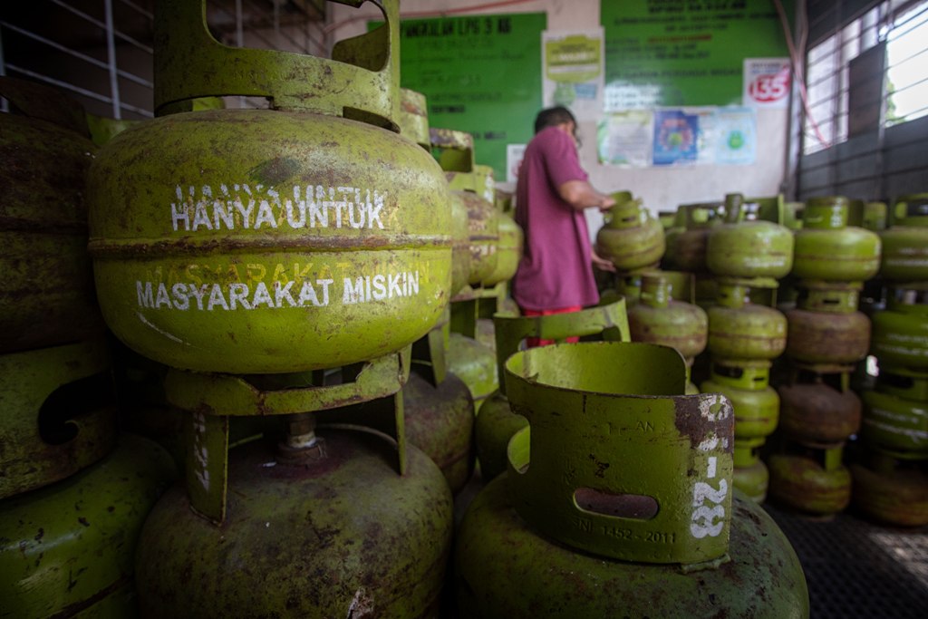 UNTUK SUBSIDI: Seorang pedagang eceran gas LPG yang sedang merapikan tabung gasnya di warung miliknya beberapa waktu lalu.&nbsp;