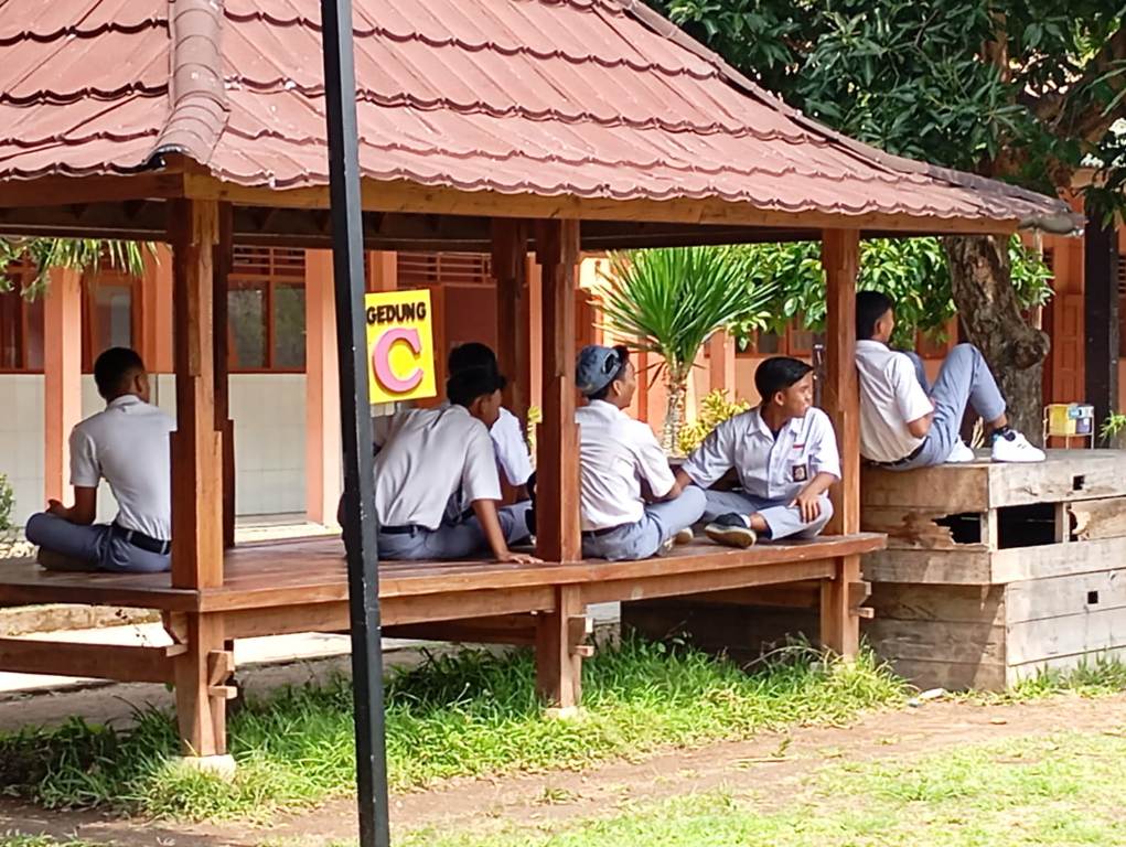 ISTIRAHAT: Siswa SMAN 6 Mataram memanfaatkan jam istirahat di berugak sekolah setempat, belum lama ini.