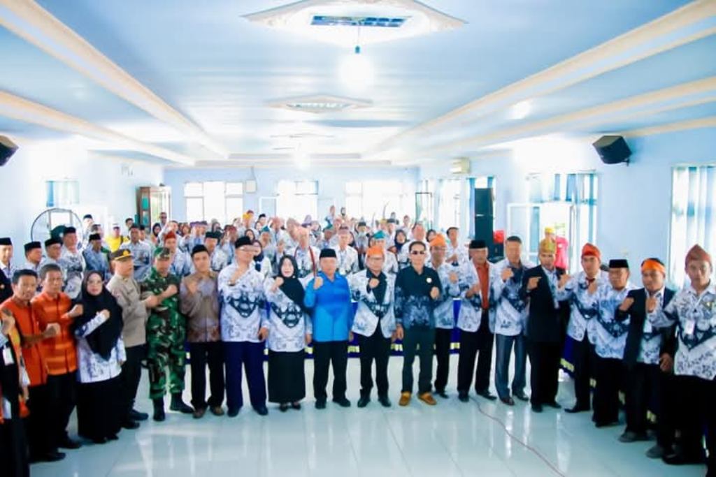 BERFOTO BERSAMA: Sekda Dompu Gatot Gunawan PP berfoto bersama dengan pengurus PGRI Dompu, Sabtu (24/5).