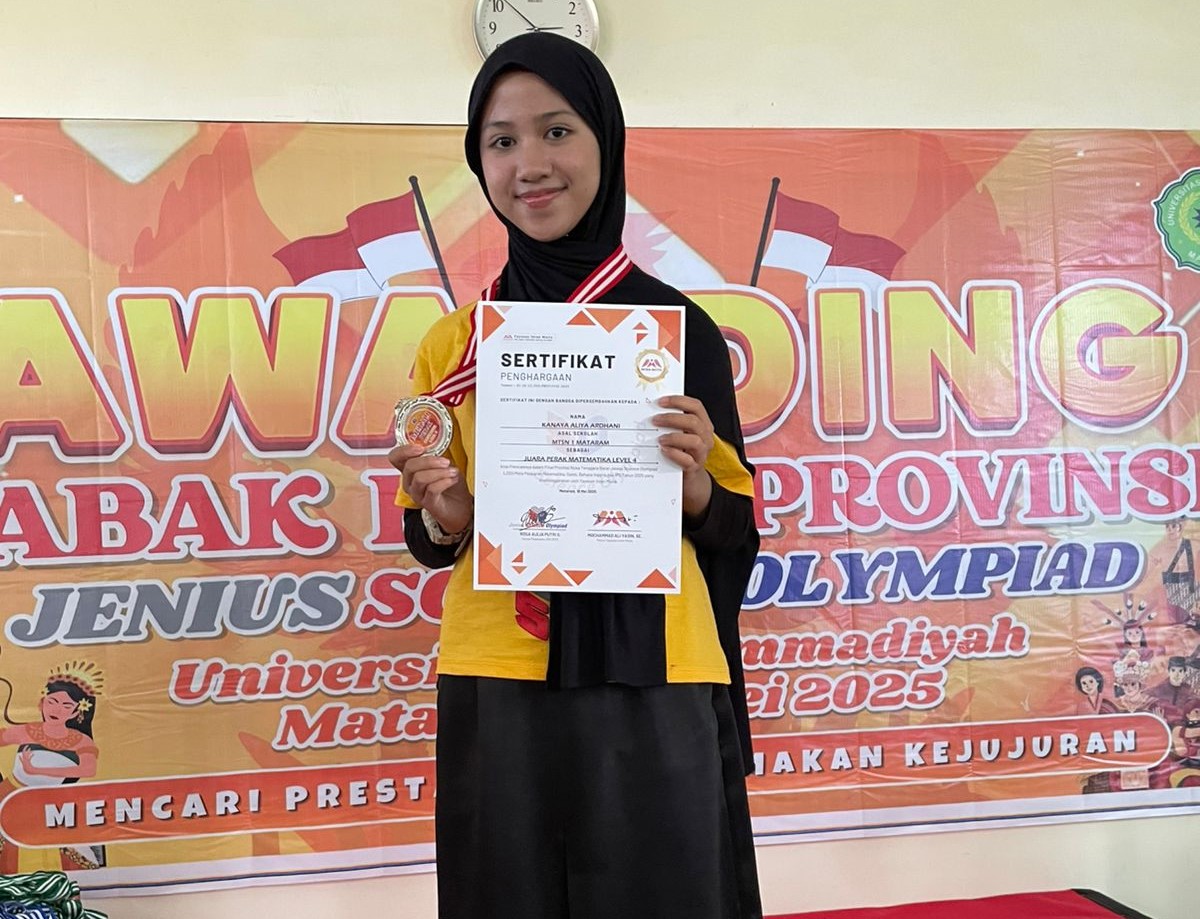 Siswa MTsN 1 Mataram Canaya Aliya Ardhani meraih medali perak bidang matematika ajang JSO tingkat Provinsi NTB.