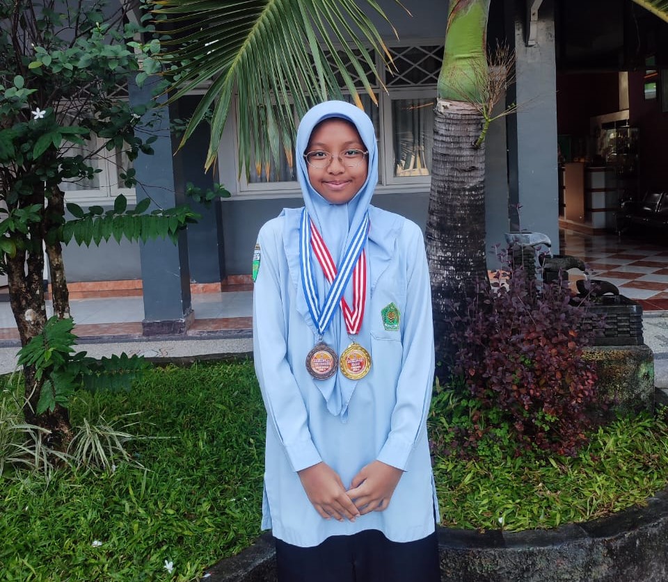 Siswa MTsN 1 Mataram Cassandra Azka Gayatri meraih medali emas meraih medali emas bidang matematika ajang JSO tingkat Provinsi NTB.