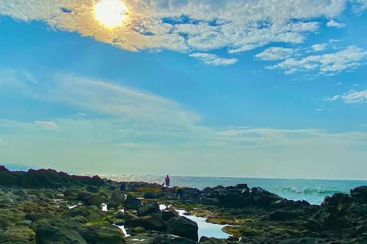 DIMINATI: Pengunjung pantai Wane sedang menikmati pemandangan, belum lama ini.