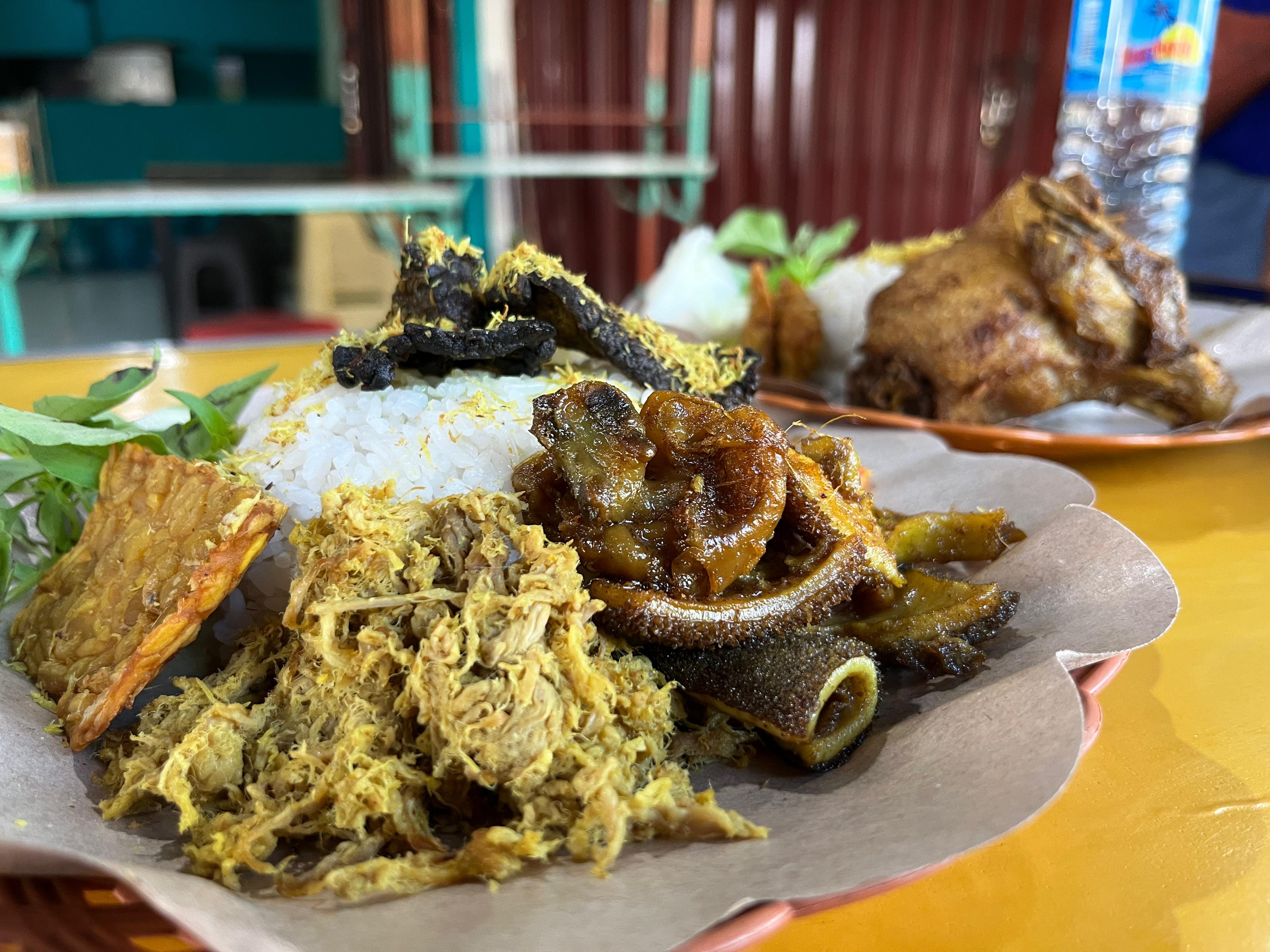 Pedas dan Lezatnya Nasi Babat Usus Jalan Lingkar di Mataram