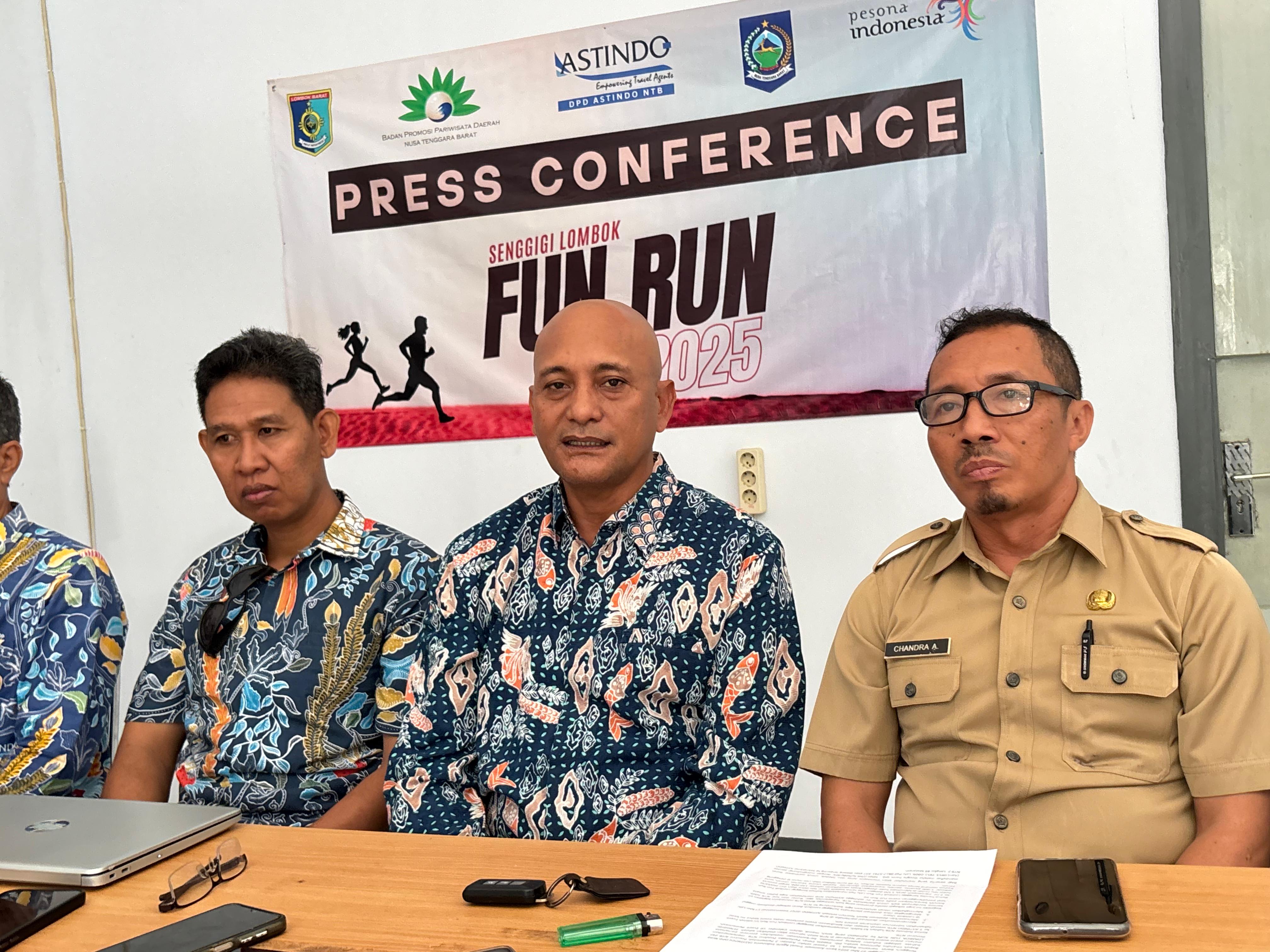 Ketua DPD Astindo Sahlan M Saleh (tengah) bersama Plh Kepala Dispar NTB Chandra Aprinova (kanan) saat temu media, menjelaskan pelaksanaan event Senggigi Lombok Fun Run 2025, Selasa (27/5).