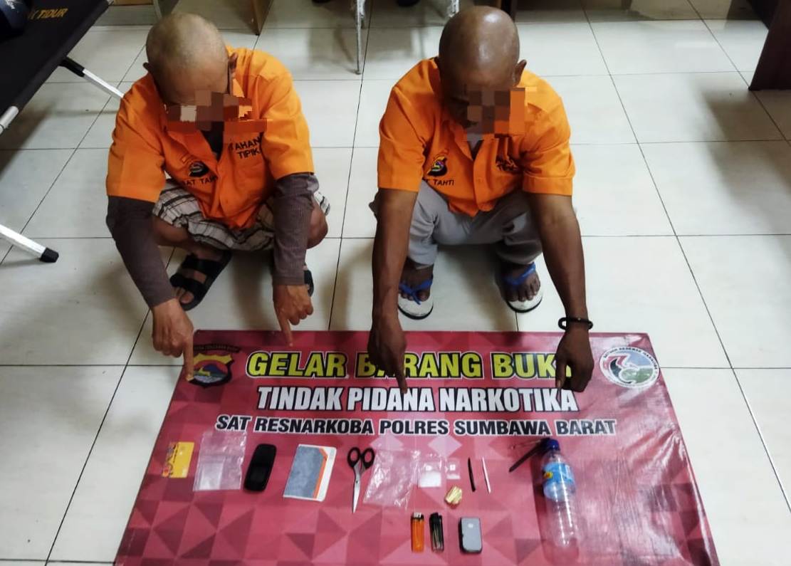 DIAMANKAN: Dua tersangka MA dan DL saat diamankan bersama barang bukti di Polres Sumbawa Barat, Selasa (27/5).