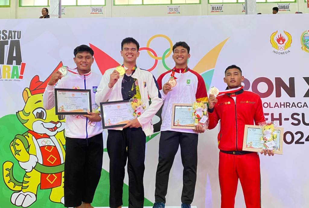 BUTUH PEKERJAAN: Pesilat NTB Muhammad Padil Anwar (kiri) saat meraih medali perak di PON XXI Aceh-Sumatera Utara 2024.