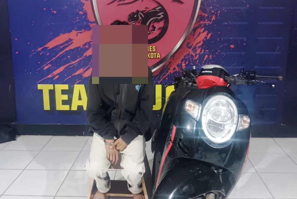 DIAMANKAN: Pelaku AW diamankan bersama barang bukti motor curian, beberapa hari lalu.