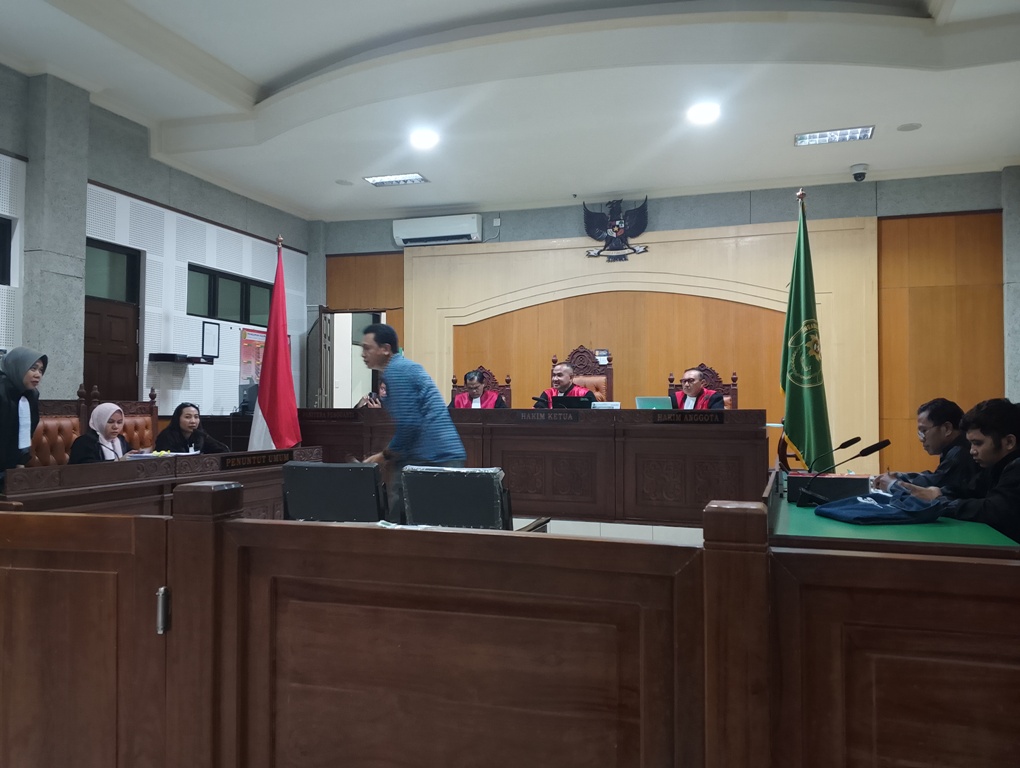 BERIKAN KESAKSIAN: Salah satu saksi Saparwadi keluar dari ruang sidang usai memberikan kesaksian terhadap kasus fee proyek Dikbud NTB di Pengadilan Tipikor Mataram, Selasa (27/5).