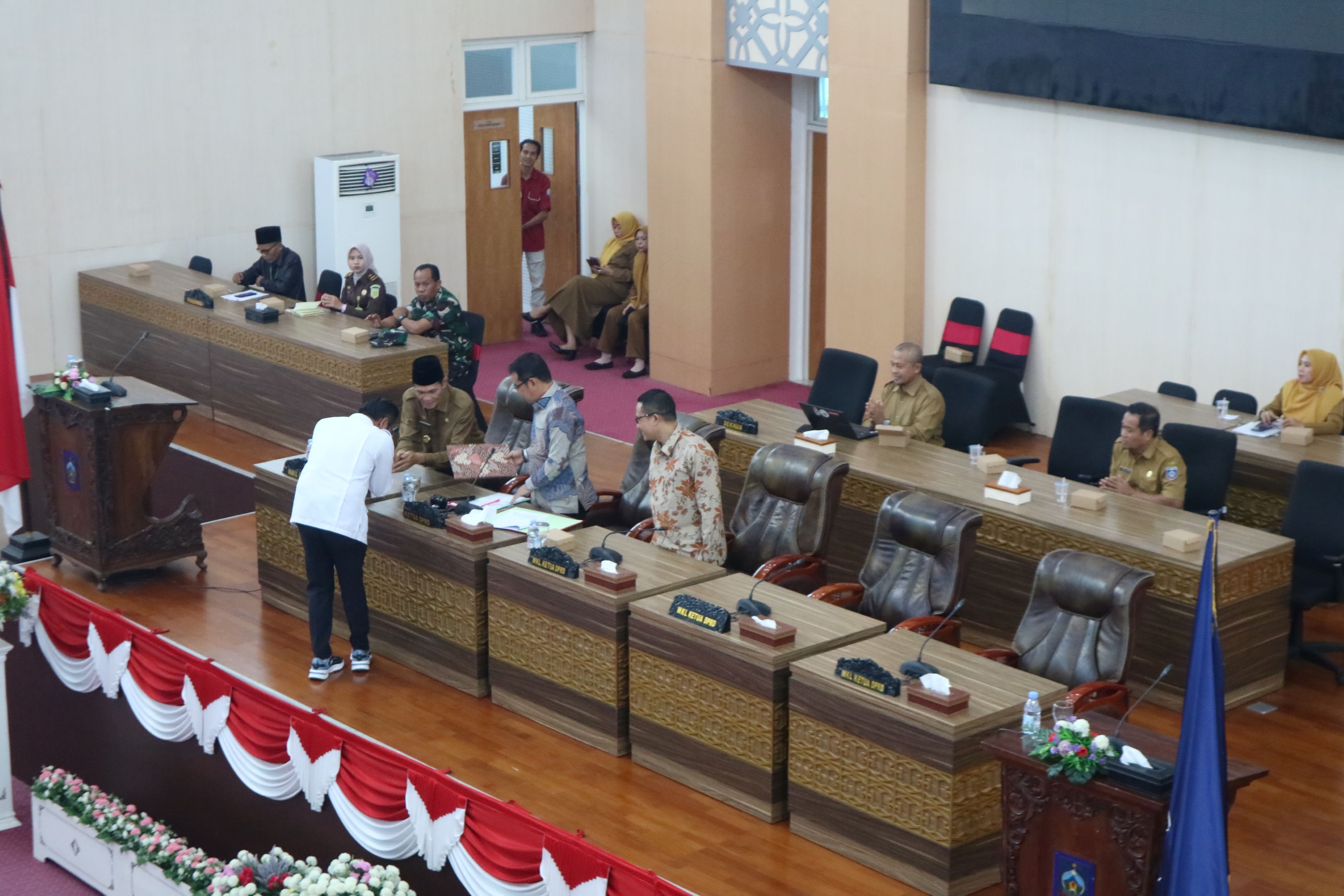 Juru Bicara Propemperda DPRD Loteng Lalu Wawan Adiyatma menyerahkan laporan kepada pimpinan sidang DPRD Loteng, Selasa (27/5).