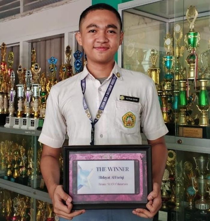 Siswa MAN 1 Mataram Hidayat Alfariqi menjadi terbaik Lomba Speech Bahasa Inggris tingkat nasional diadakan SMAN 1 Mataram.