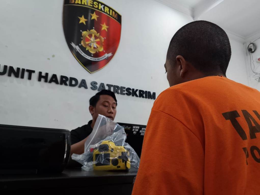 INTEROGASI: Pelaku AN saat diinterogasi penyidik di ruang Satreskrim Polresta Mataram, Selasa (27/5).