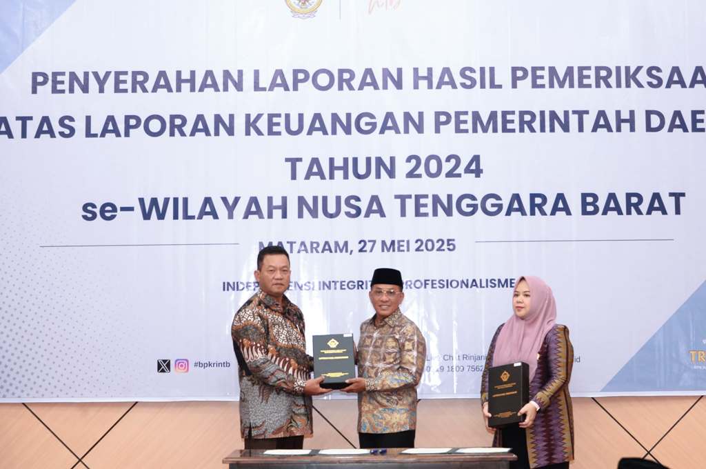 RAIH WTP: Kepala BPK Perwakilan NTB Suparwadi menyerahkan piagam WTP kepada Bupati Bima Ady Mahyudi dan Ketua DPRD Bima Diah Citra Pravitasari, Selasa (27/5).