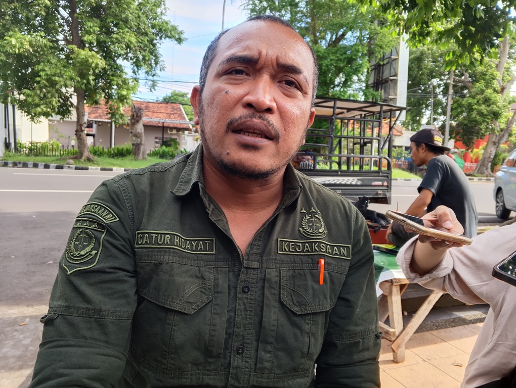 Kasi Pidana Khusus (Pidsus) Kejari Bima Catur Hidayat saat menerangkan kasus sewa toko dan lapak Pasar Sila.