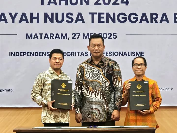 Bupati Dompu Bambang Firdaus dan Ketua DPRD Dompu Muttakun saat menerima Opini WTP ke-11 dari Kepala BPK NTB Suparwadi.