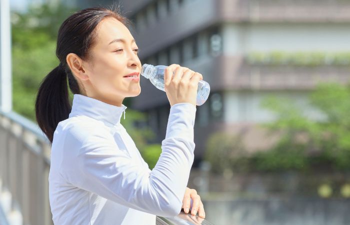 Tips pola hidup sehat dimana salah satunya mengkonsumsi air putih yang cukup