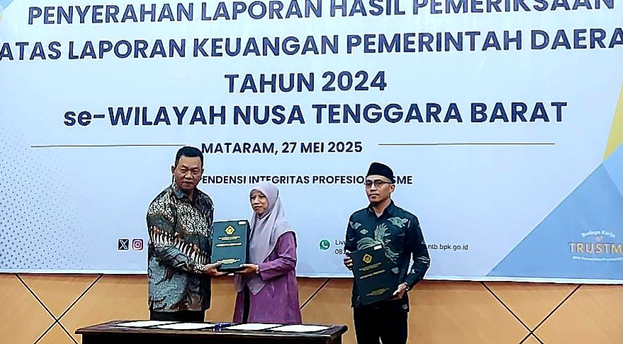 JAGA AKUNTABILITAS: Wakil Bupati Lobar Nurul Adha saat menerima LHP dari BPK RI Perwakilan NTB, Selasa (27/5).