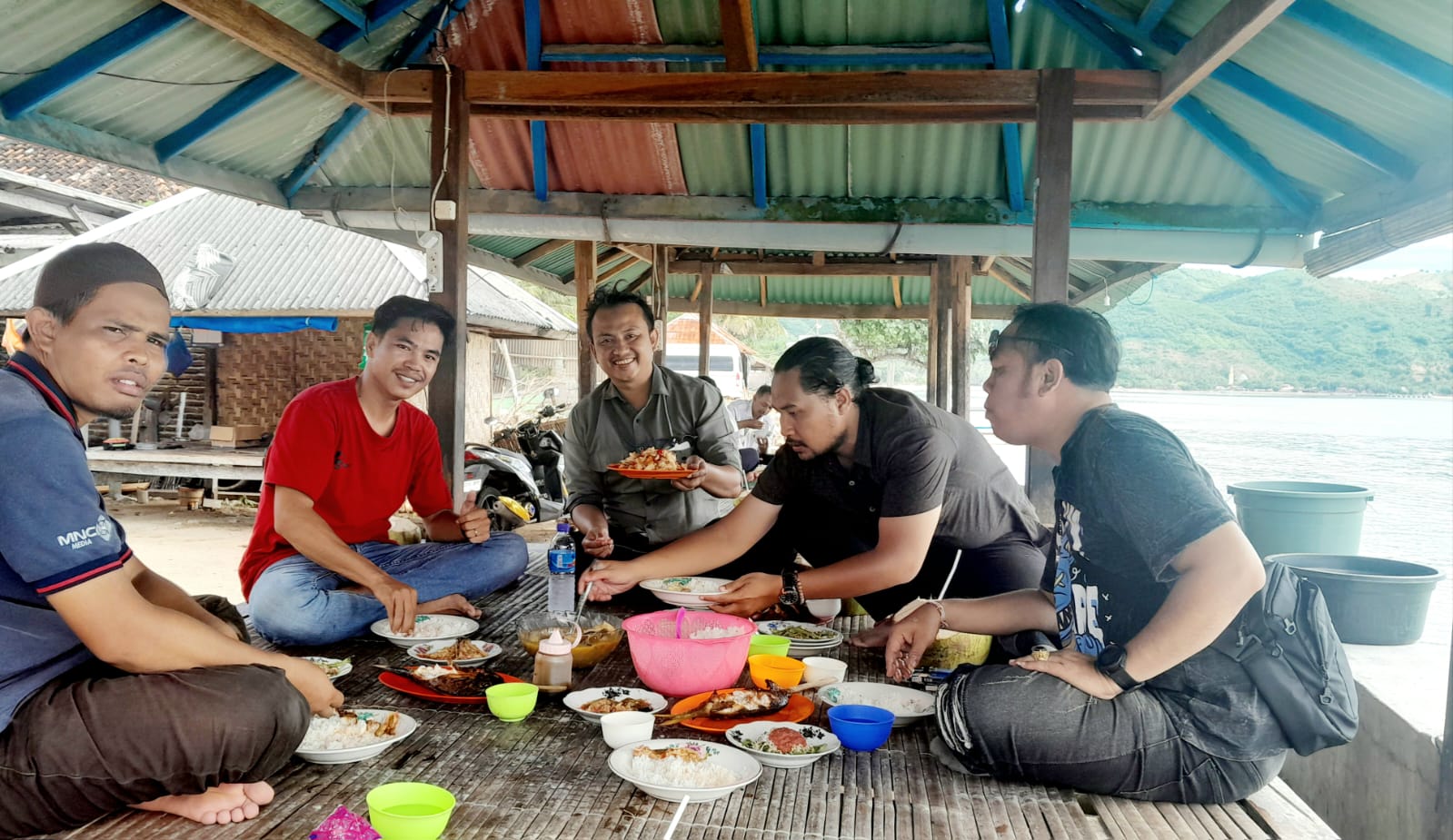 TEMPAT MAKAN NIKMAT: Sejumlah pengunjung saat menikmati hidangan kuliner nikmat di warung makan Batu Kijuk.