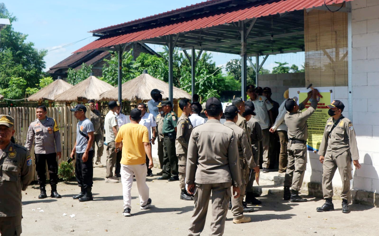 DISEGEL: Belasan kafe tuak yang ada di Desa Jagaraga, Kecamatan Kuripan, Lombok Barat disegel oleh tim gabungan Satpol PP, TNI-Polri, Pemdes hingga pemerintah kecamatan, Rabu (28/5).