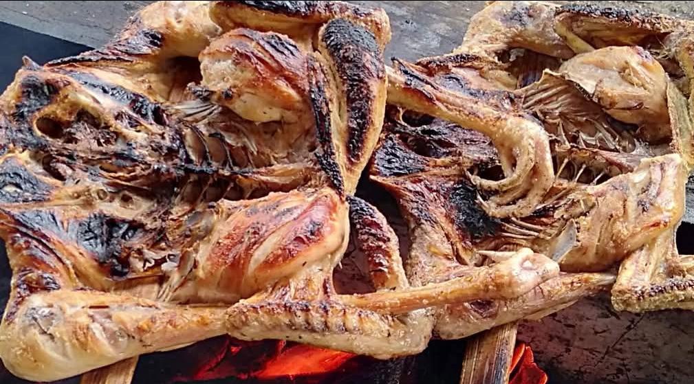 Tak hanya tempat wisata, Pulau Lombok juga memiliki sejumlah makanan khas yang menjadi daya tariknya, ada Ayam Bakar Sengkol.