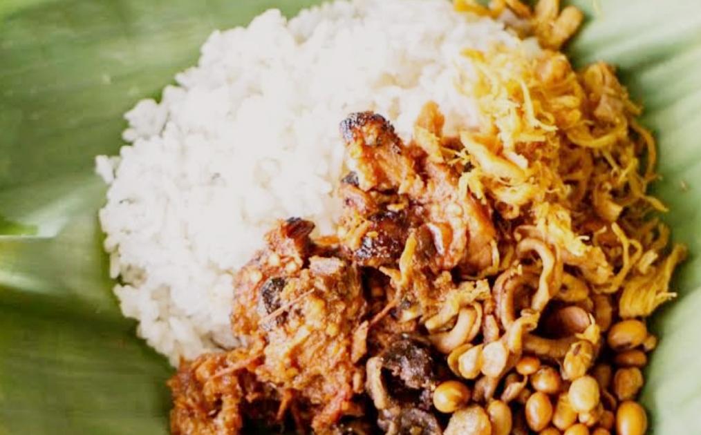 Nasi Balap Puyung termasuk Top 9 makanan khas Lombok yang bikin bule ketagihan.