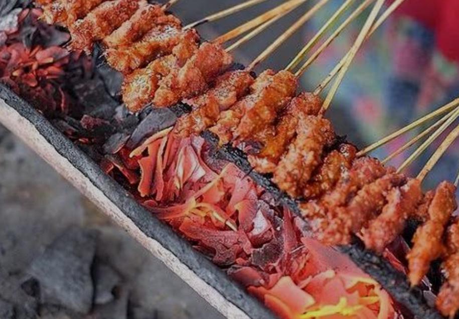 Sate Rembiga terbuat dari daging sapi khas dalam yang empuk, dilumuri bumbu dengan racikan khusus lalu dibakar.