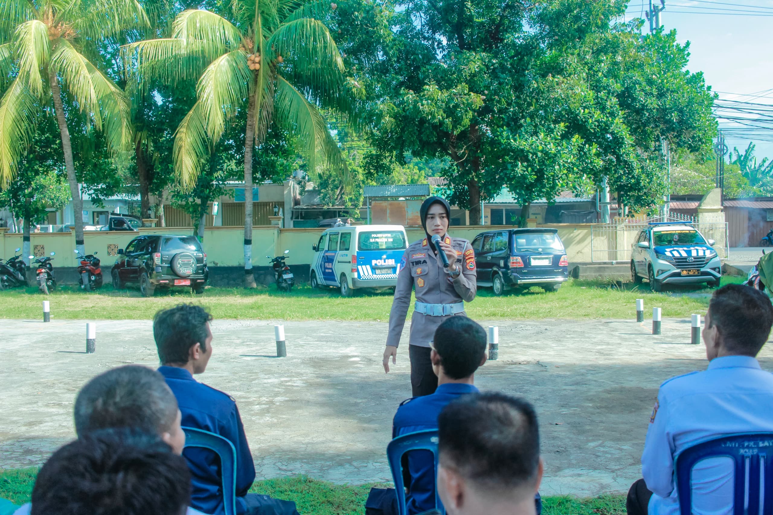 Kasat Lantas Polres Lombok Timur AKP Tira Karista saat memberikan materi pada acara safety riding di Kecamatan Pringgabaya, Rabu (28/5).