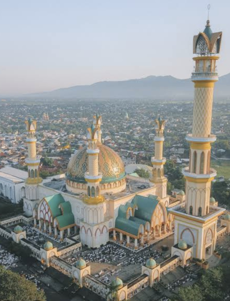 JUNJUNG TOLERANSI: Masjid Raya Hubbul Wathan Islamic Center berdiri megah di jantung Kota Mataram.