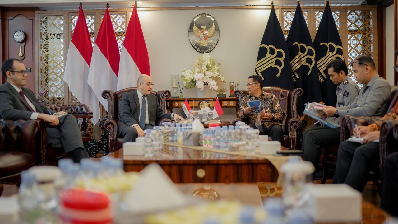 KERJA SAMA BILATERAL: Menteri Hukum (Menkum) RI, Supratman Andi Agtas, berjumpa dengan Duta Besar (Dubes) Republik Arab Mesir, Yasser Elshemy, Selasa (27/5)