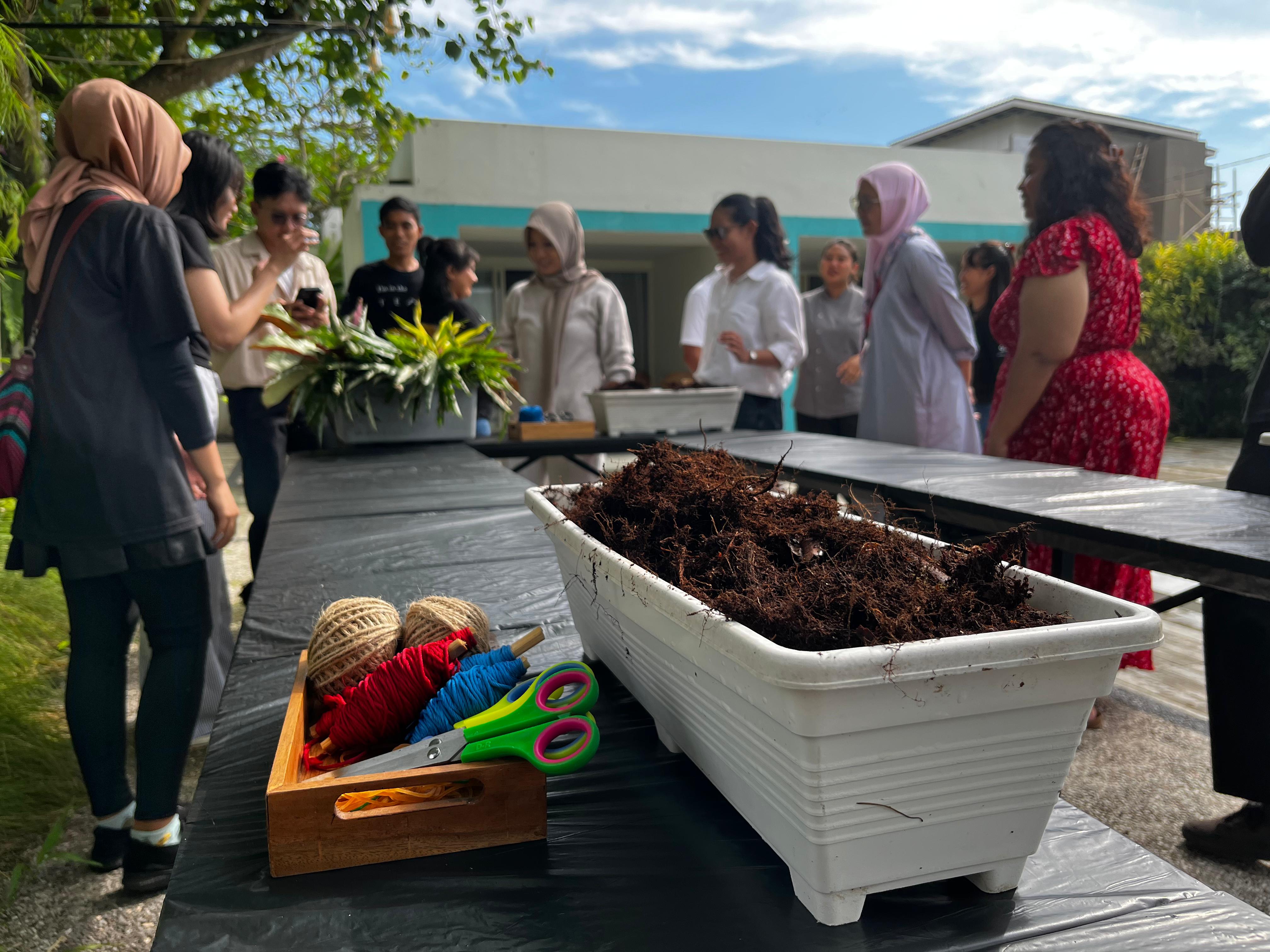 Para tamu tengah menikmati Keseruan Liburan Akhir Pekan dengan Membuat Kokedama di Ayom Suite Mataram