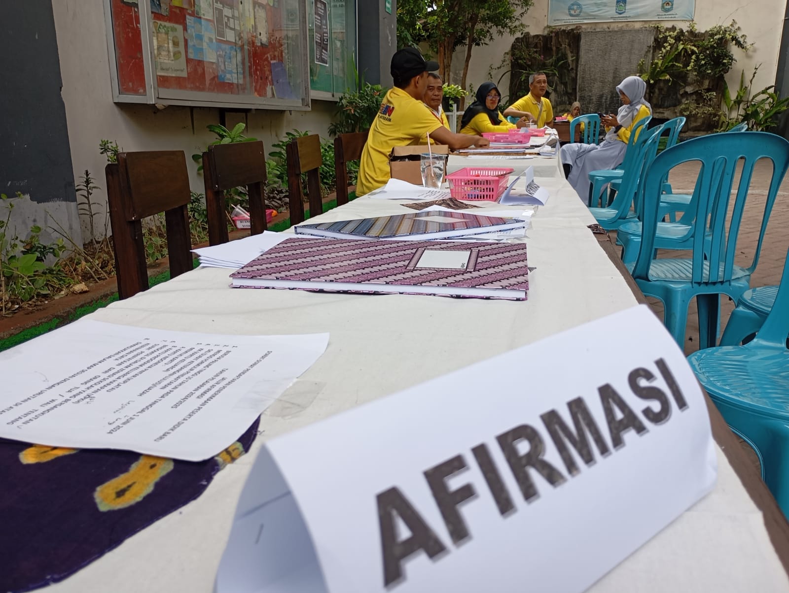 Panitia PPDB SMPN 6 Mataram menunggu siswa baru yang daftar pada jalur afirmasi pada PPDB tahun lalu.