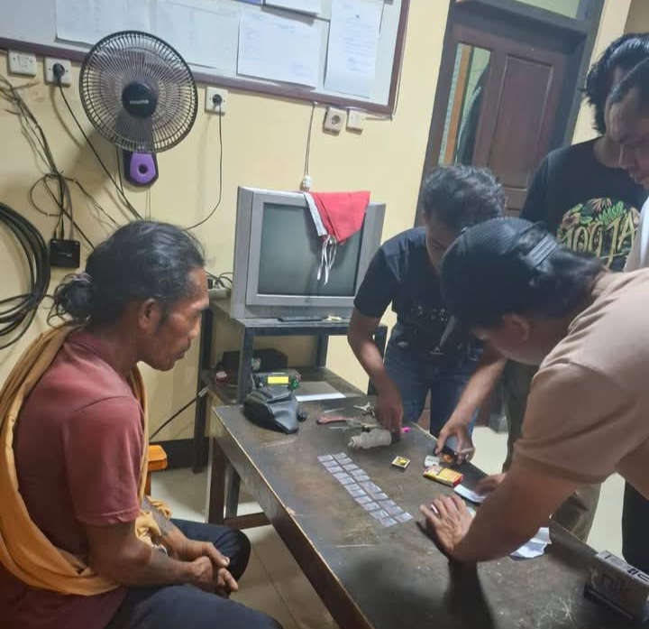 Terduga pengedar sabu MA alias Mama Tato diamankan bersama barang bukti 23 poket sabu di Polsek Soromandi, Selasa (27/5).