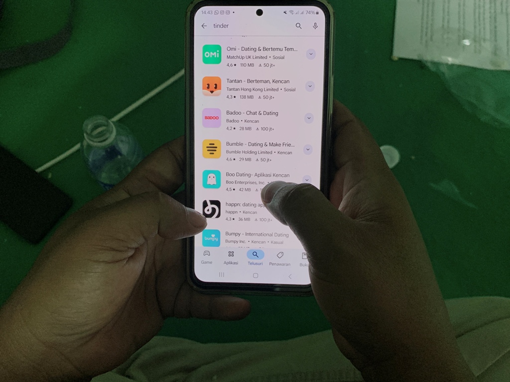 CARI JODOH : Seorang pemuda yang sedang mengunduh aplikasi kencan di ponsel miliknya.
