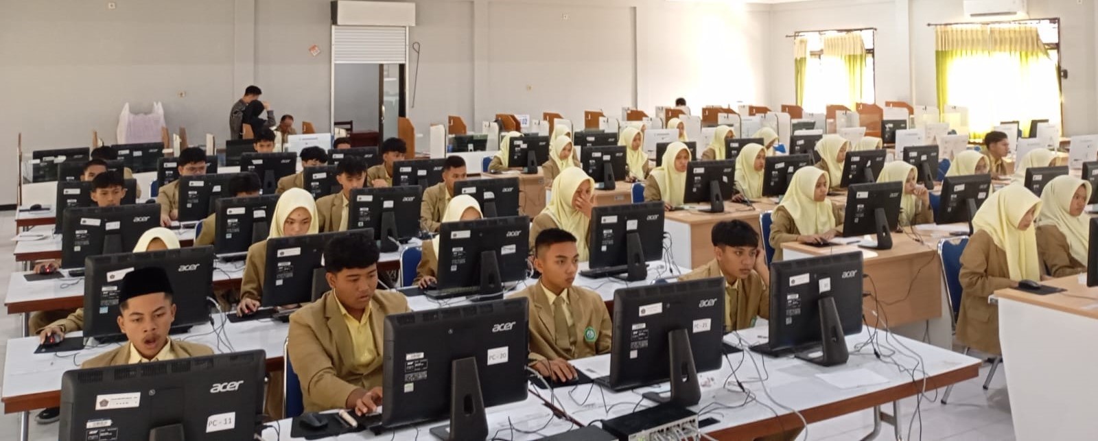Siswa MAN 2 Mataram saat mengikuti tes Programme for International Student Assessment di madrasah setempat.