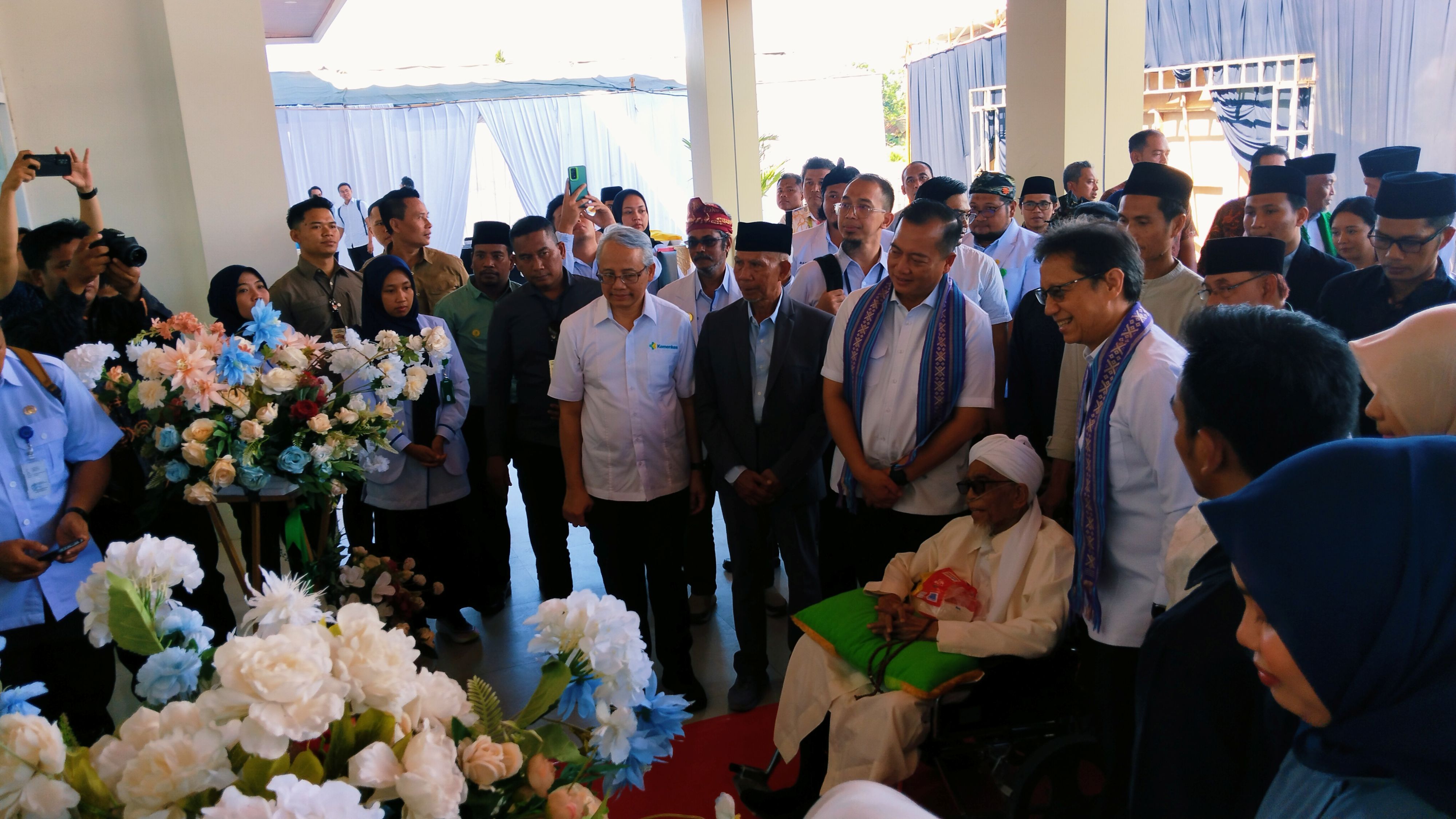 TINJAU: Menteri Kesehatan RI Budi Gunadi Sadikin (tiga dari kiri) saat meninjau peresmian gedung klinik di Desa Puyung, Kecamatan Jonggat, Lombok Tengah, Rabu (28/5).