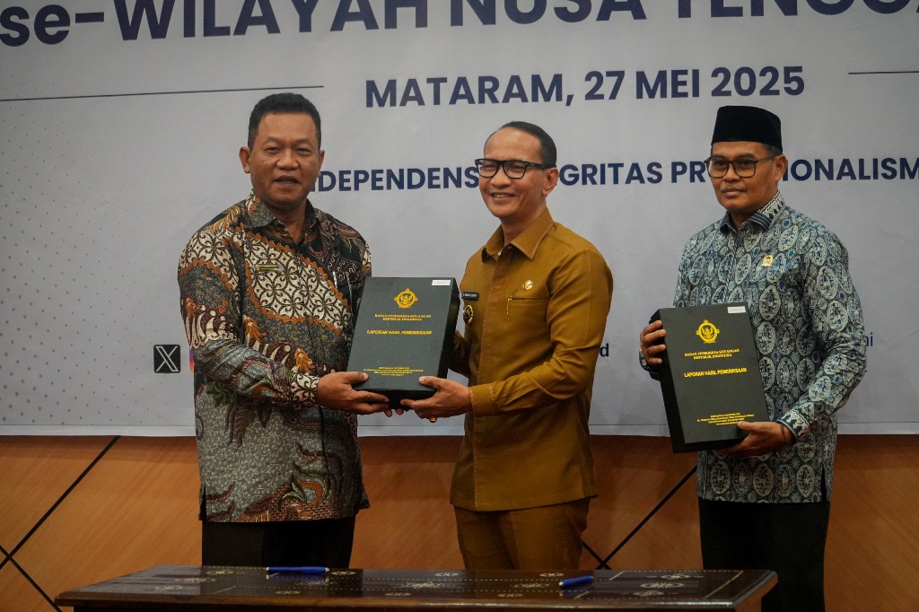 MEMBANGGAKAN: Wali Kota Mataram H Mohan Roliskana (tengah) menerima Laporan Hasil Pemeriksaan (LHP) atas Laporan Keuangan Pemerintah Daerah (LKPD) dari Kepala BPK Perwakilan Provinsi NTB, Suparwadi.